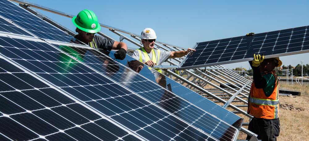 Mensen werken in de energietransitie zonnepanelen - Energiekrant Smart Delta Drechtsteden