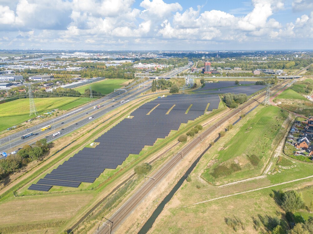 Zonnepanelen langs de A16