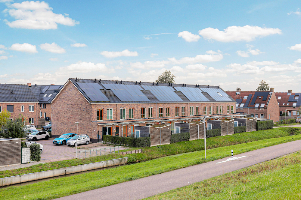 Rijtjeswoningen met zonnepanelen op het dak