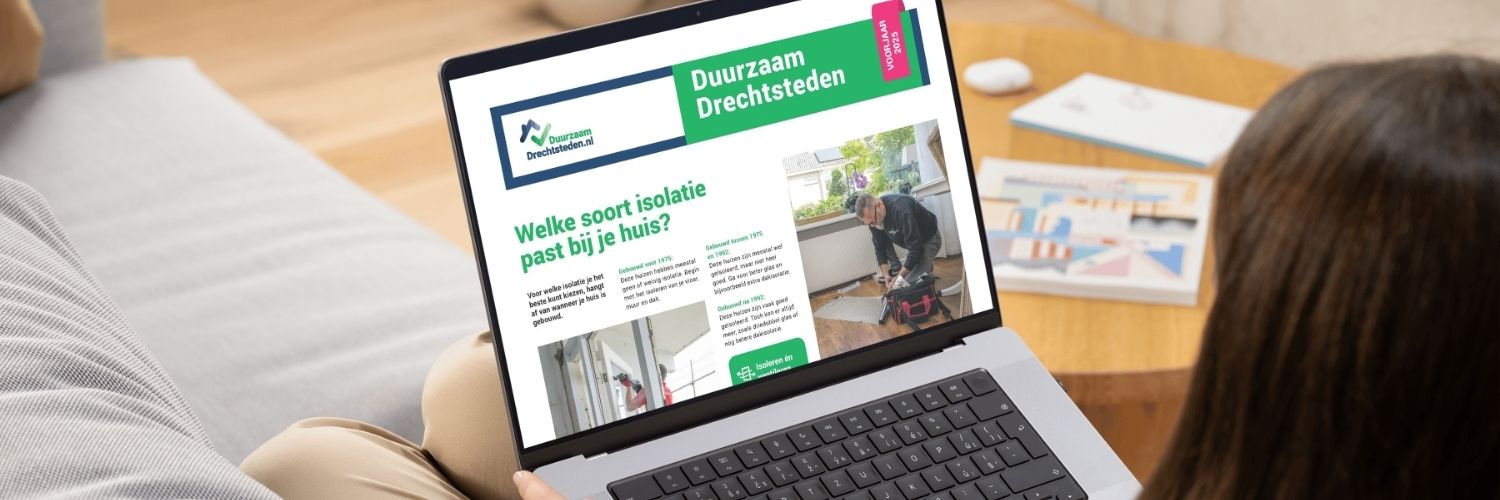 Vrouw achter laptop leest energiespecial voorjaar 2025