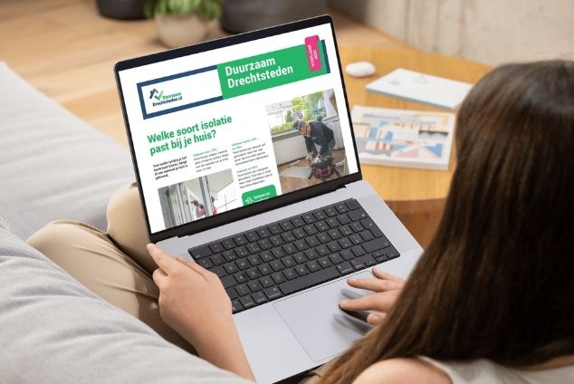 Vrouw achter laptop leest energiespecial voorjaar 2025